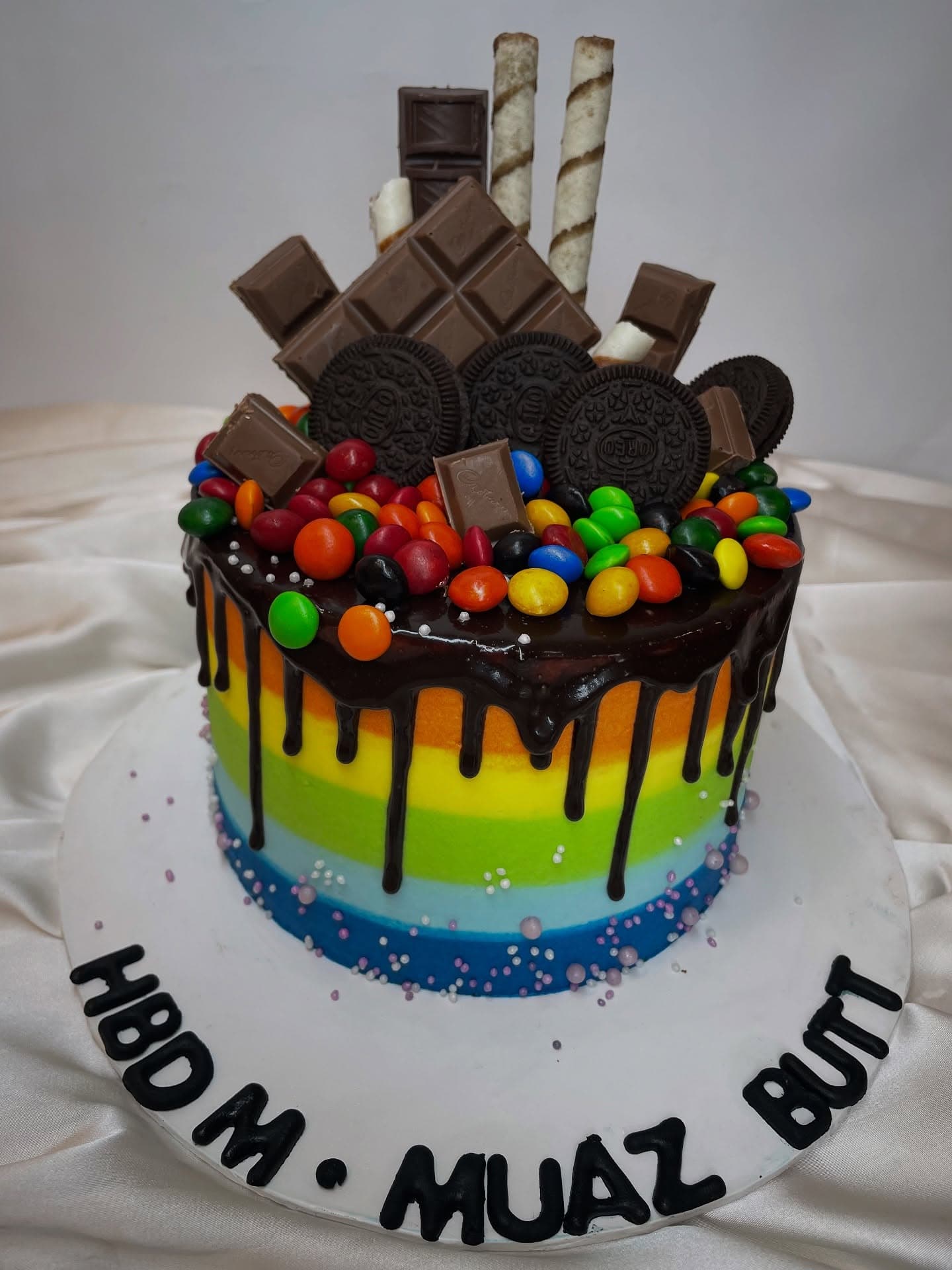 Cake finished with candy and chocolate decoration